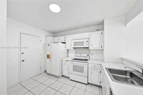 Condo in Miami Beach, Florida, 2 bedrooms № 2076310 - photo 9