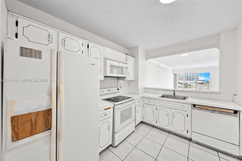 Condo in Miami Beach, Florida, 2 bedrooms № 2076310 - photo 10