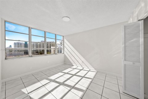 Condo in Miami Beach, Florida, 2 bedrooms № 2076310 - photo 12