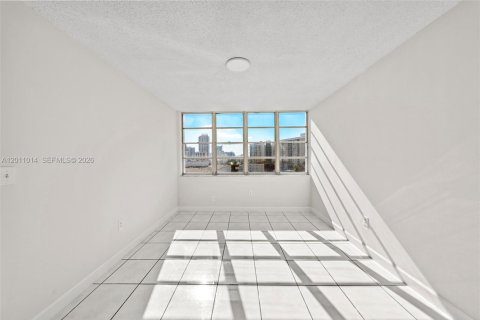 Condo in Miami Beach, Florida, 2 bedrooms № 2076310 - photo 17