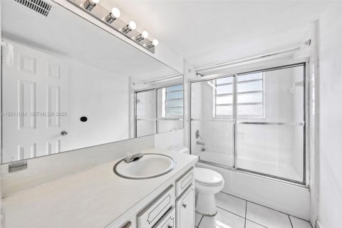 Condo in Miami Beach, Florida, 2 bedrooms № 2076310 - photo 18