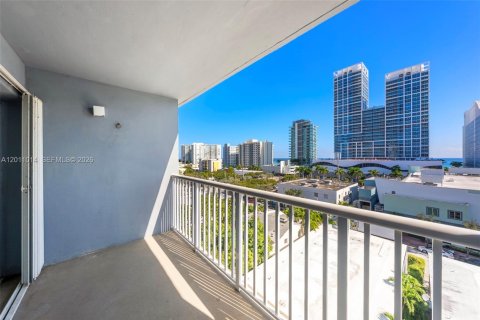 Condo in Miami Beach, Florida, 2 bedrooms № 2076310 - photo 2