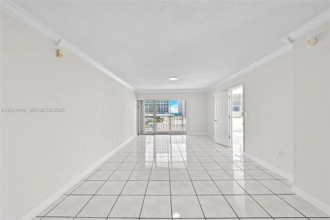 Condo in Miami Beach, Florida, 2 bedrooms № 2076310 - photo 5