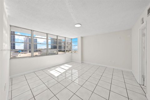 Condo in Miami Beach, Florida, 2 bedrooms № 2076310 - photo 11