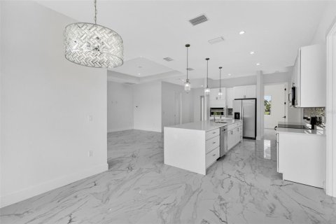 Villa ou maison à vendre à Port Charlotte, Floride: 4 chambres, 171.13 m2 № 2206494 - photo 23