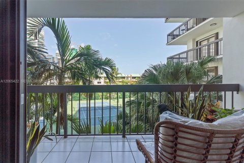 Condominio en alquiler en Miami, Florida, 2 dormitorios, 102.19 m2 № 2339935 - foto 2