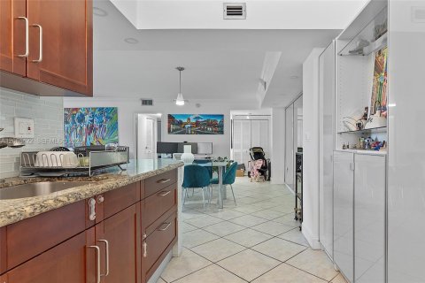 Condominio en alquiler en Miami, Florida, 2 dormitorios, 102.19 m2 № 2339935 - foto 11