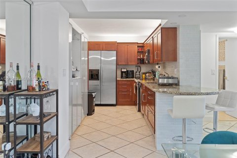 Condominio en alquiler en Miami, Florida, 2 dormitorios, 102.19 m2 № 2339935 - foto 9