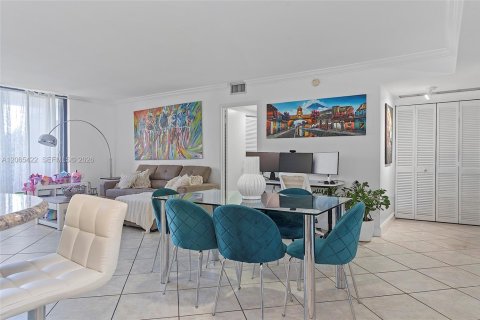 Condominio en alquiler en Miami, Florida, 2 dormitorios, 102.19 m2 № 2339935 - foto 25