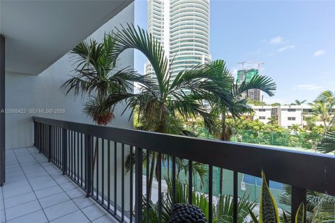 Condominio en alquiler en Miami, Florida, 2 dormitorios, 102.19 m2 № 2339935 - foto 3