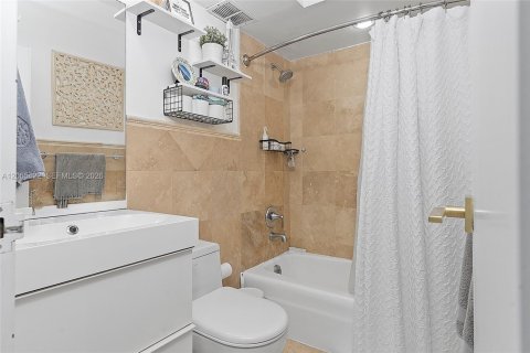 Condominio en alquiler en Miami, Florida, 2 dormitorios, 102.19 m2 № 2339935 - foto 18