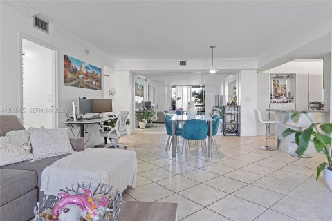 Condominio en alquiler en Miami, Florida, 2 dormitorios, 102.19 m2 № 2339935 - foto 4