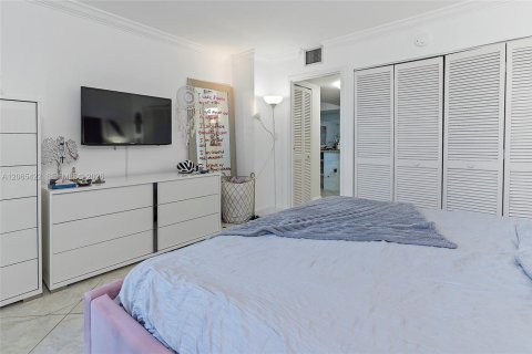 Condominio en alquiler en Miami, Florida, 2 dormitorios, 102.19 m2 № 2339935 - foto 17