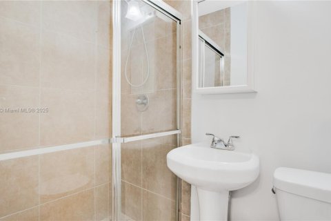 Casa en alquiler en Coral Gables, Florida, 3 dormitorios, 137.87 m2 № 1967853 - foto 13