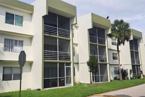 Condo in Sunrise, Florida, 1 bedroom  № 2399983 - photo 2