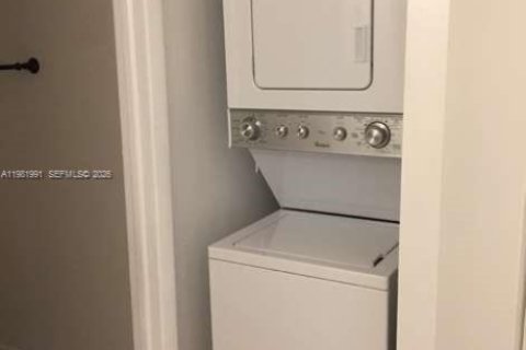 Condo in Miami, Florida, 2 bedrooms  № 2043209 - photo 6