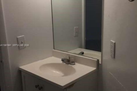 Condo in Miami, Florida, 2 bedrooms  № 2043209 - photo 7