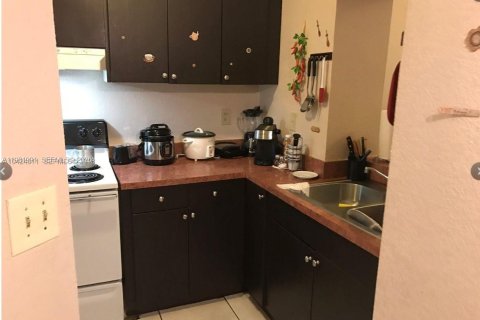 Condo in Miami, Florida, 2 bedrooms  № 2043209 - photo 2