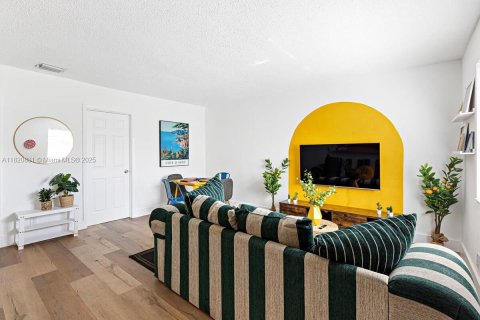 Casa en alquiler en Fort Lauderdale, Florida, 2 dormitorios, 55.74 m2 № 1937579 - foto 5