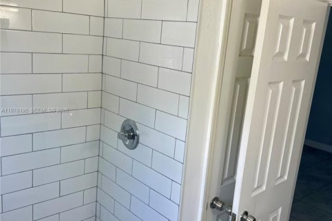 Commercial property in Fort Lauderdale, Florida 121.33 sq.m. № 2042810 - photo 11