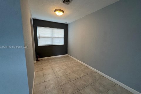 Commercial property in Fort Lauderdale, Florida 121.33 sq.m. № 2042810 - photo 22