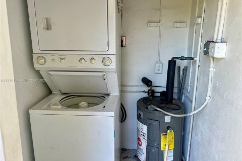 Commercial property in Fort Lauderdale, Florida 121.33 sq.m. № 2042810 - photo 15