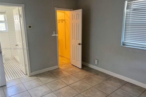 Commercial property in Fort Lauderdale, Florida 121.33 sq.m. № 2042810 - photo 12