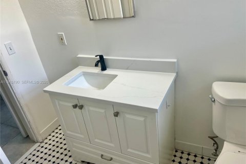 Commercial property in Fort Lauderdale, Florida 121.33 sq.m. № 2042810 - photo 10