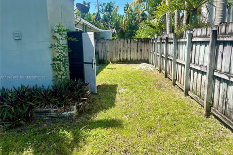 Commercial property in Fort Lauderdale, Florida 121.33 sq.m. № 2042810 - photo 18