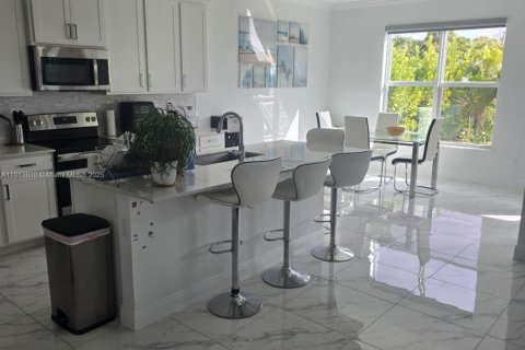 Casa en venta en Deerfield Beach, Florida, 5 dormitorios, 241.92 m2 № 1970426 - foto 6