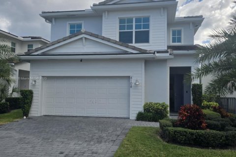 Casa en venta en Deerfield Beach, Florida, 5 dormitorios, 241.92 m2 № 1970426 - foto 1