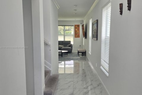 Casa en venta en Deerfield Beach, Florida, 5 dormitorios, 241.92 m2 № 1970426 - foto 2