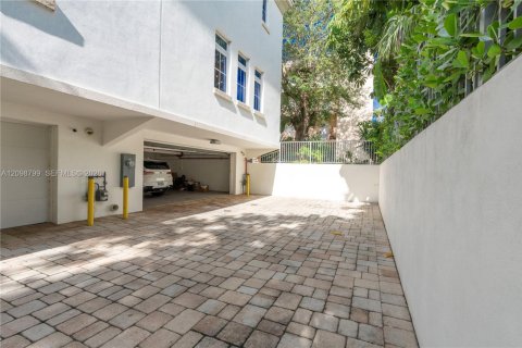 Touwnhouse à vendre à Coral Gables, Floride: 3 chambres, 276.48 m2 № 2397235 - photo 24