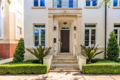Touwnhouse à vendre à Coral Gables, Floride: 3 chambres, 276.48 m2 № 2397235 - photo 2