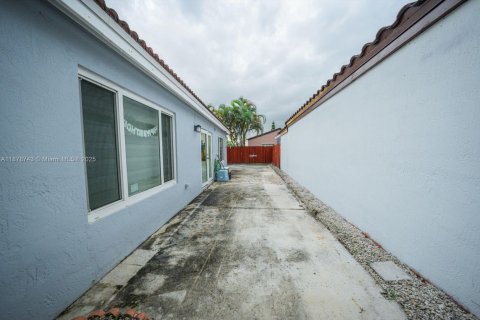 Casa en venta en Miami, Florida, 3 dormitorios, 129.41 m2 № 1921509 - foto 24
