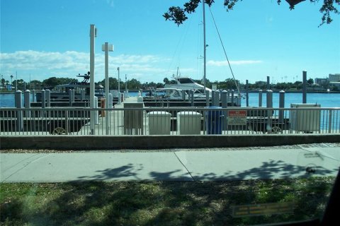 Condo in Saint Petersburg, Florida, 2 bedrooms  № 2212922 - photo 21