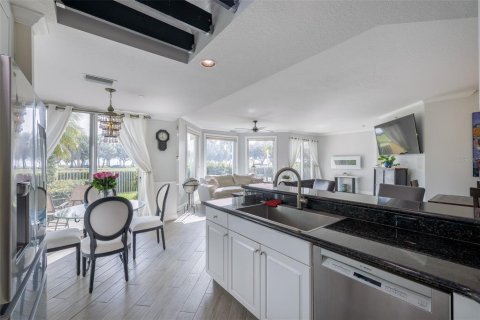 Condo in Saint Petersburg, Florida, 2 bedrooms  № 2212922 - photo 11
