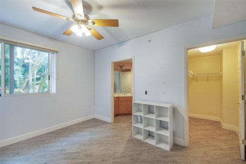 Condo in Saint Petersburg, Florida, 2 bedrooms  № 2212922 - photo 13