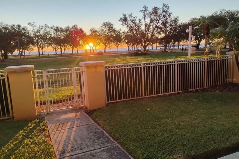 Condo in Saint Petersburg, Florida, 2 bedrooms  № 2212922 - photo 2