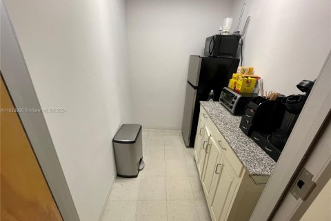 Commercial property in Miami, Florida № 1935396 - photo 8