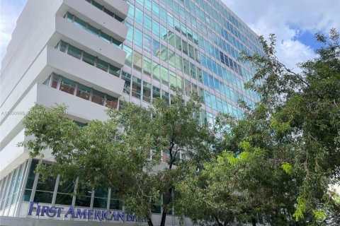 Commercial property in Miami, Florida № 1935396 - photo 1
