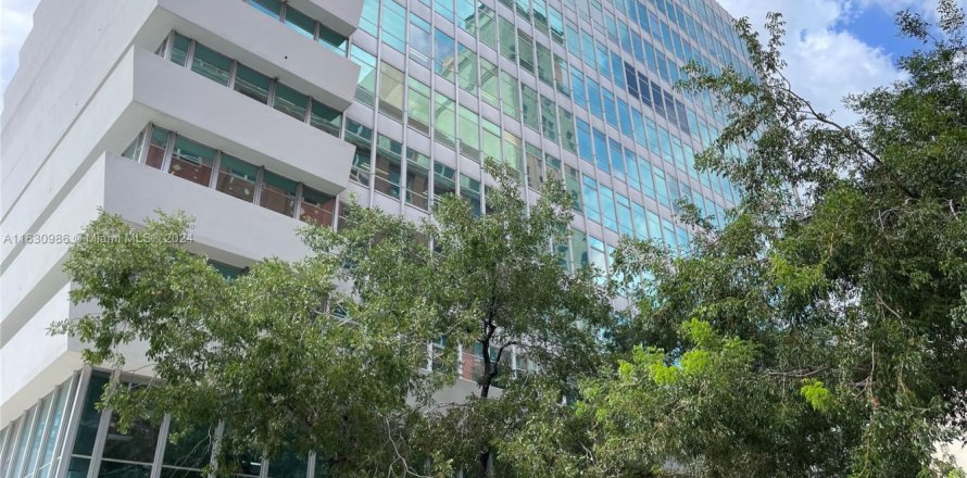 Commercial property in Miami, Florida № 1935396