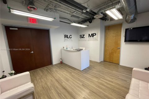 Commercial property in Miami, Florida № 1935396 - photo 3