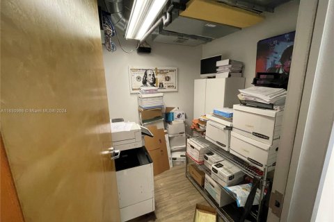 Commercial property in Miami, Florida № 1935396 - photo 9