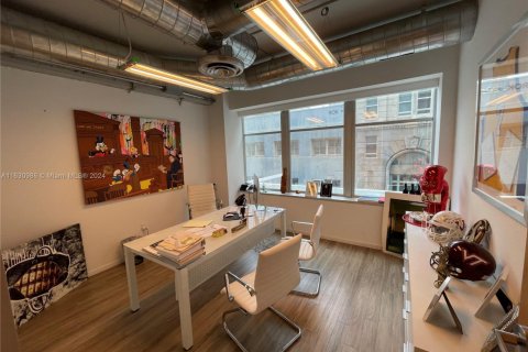 Commercial property in Miami, Florida № 1935396 - photo 4