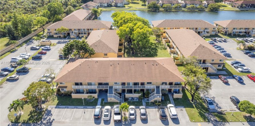 Кондоминиум с 2 спальнями в Майами-Гарденс, Флорида № 1995592