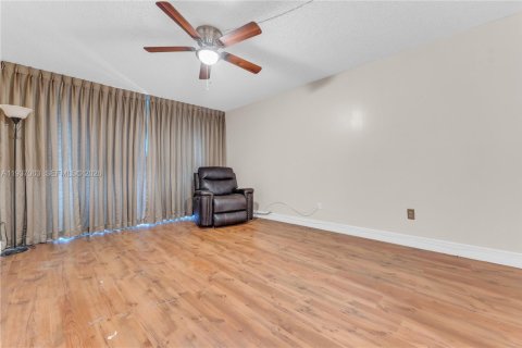 Купить кондоминиум в Майами-Гарденс, Флорида 2 спальни, 109.62м2, № 1995592 - фото 13