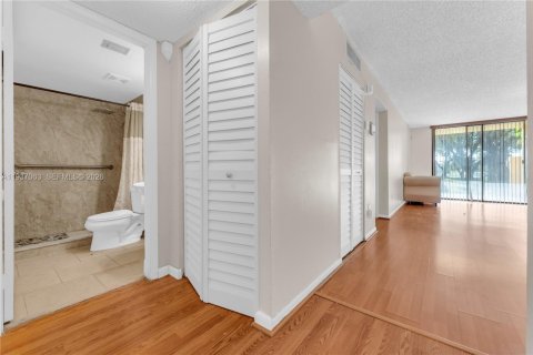 Купить кондоминиум в Майами-Гарденс, Флорида 2 спальни, 109.62м2, № 1995592 - фото 21