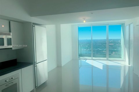 Condo in Miami, Florida, 1 bedroom  № 2031672 - photo 2