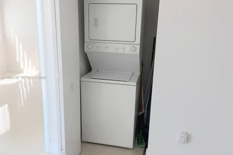 Condo in Miami, Florida, 1 bedroom  № 2031672 - photo 3